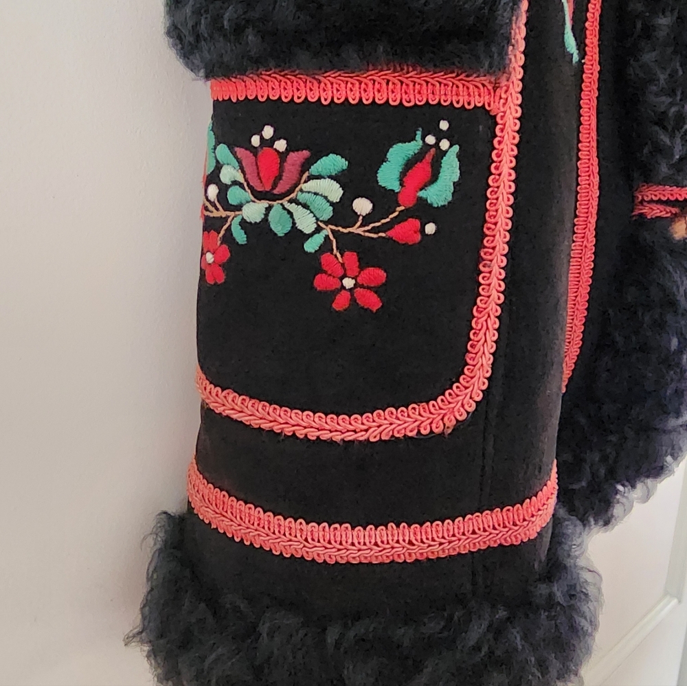 Embroidered Leather Suede Black Vest with Handcrafted by craftsmen..No Tag - Picture 8 of 9